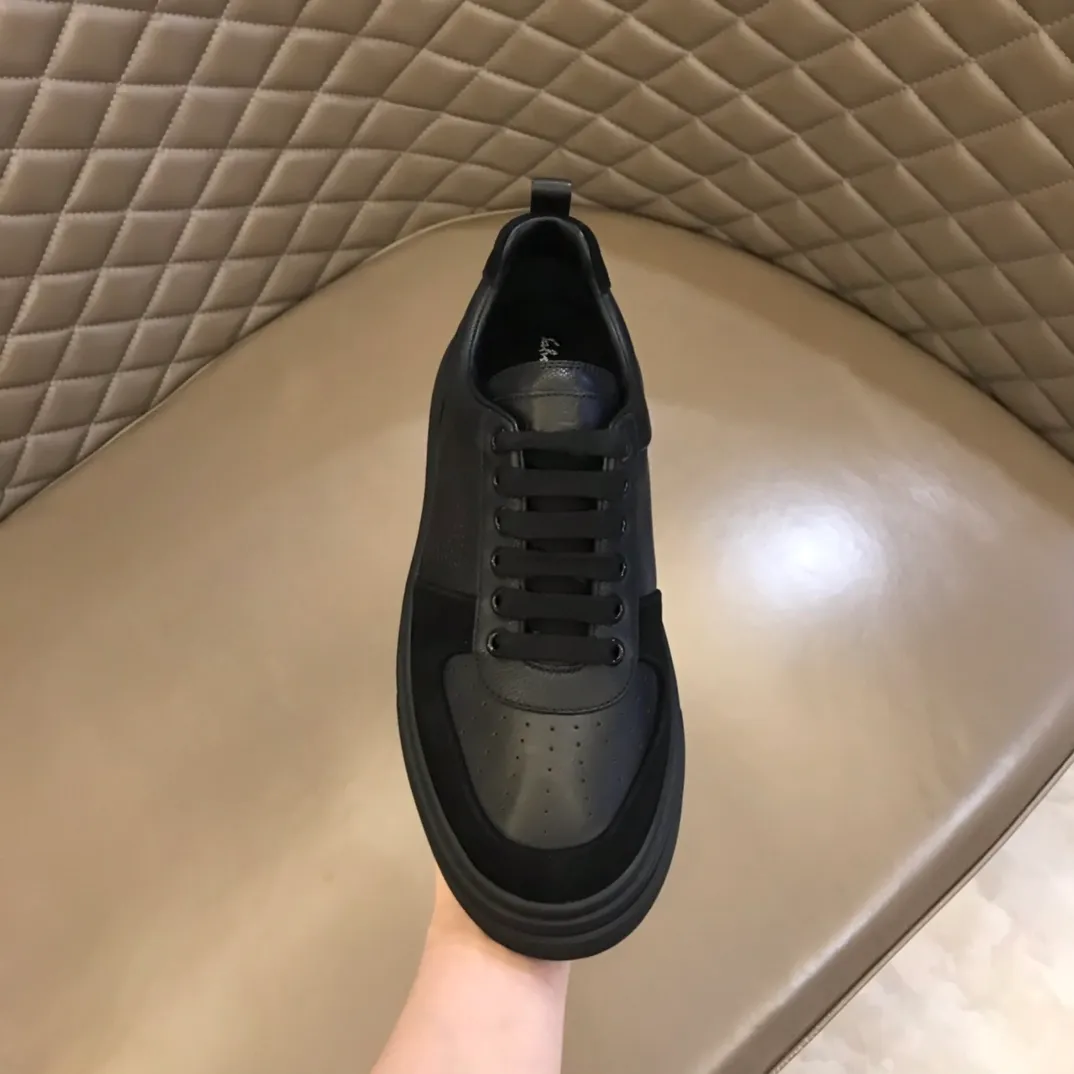 p420 "Salvatore Ferraga**" men's low-cut fashion sneakers. This casual shoe has a novel structure and is made of soft calfskin. The contrasting color elements on the upper highlight the bold and avant-garde atmosphere. The first-layer cowhide lining is high-end and comfortable. Energetic and fresh, these shoes can be worn with casual looks or add a touch of street style to elegant trousers.  Size: 38-44